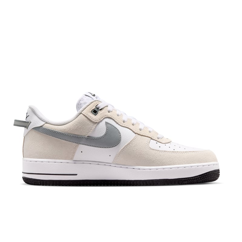 Nike Air Force 1 '07 LV8 Sneaker "White & Metallic Cool Grey" | Herren | Sportstyle | 03 | SPORTSHOWROOM