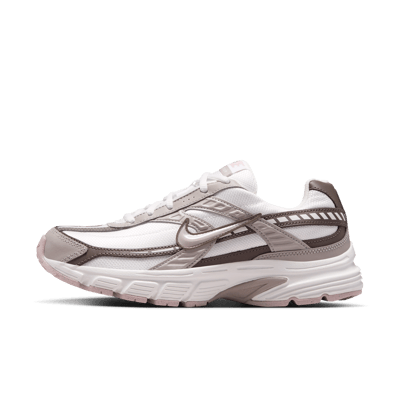 Nike Initiator Sneaker "Summit White & Cave Stone" | Damen | Sportstyle | 01 | SPORTSHOWROOM