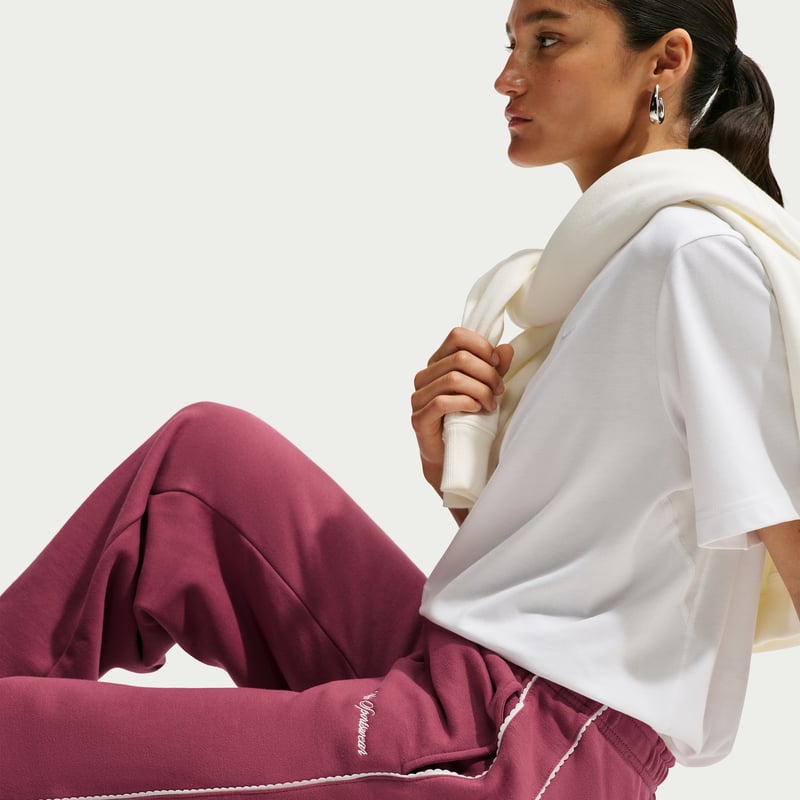 Nike Studio Fleece Medium Weight Mid-Rise Wide Bukse "Graphic Pack" | Dame | | 03 | SPORTSHOWROOM