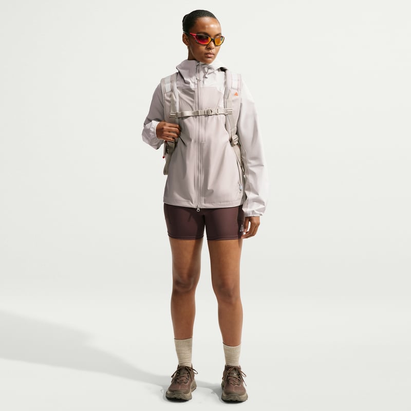 Nike ACG "Phantazma" Storm-FIT ADV Jakke "Light Orewood Brown & Cream II" | Dame | | 04 | SPORTSHOWROOM