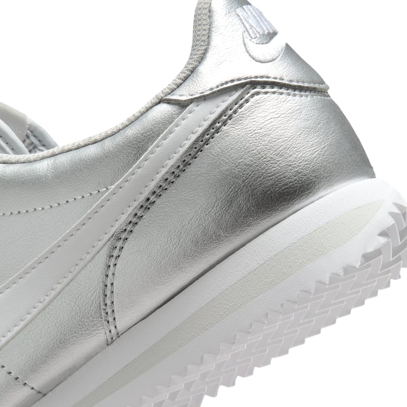Sneakersy Nike Cortez "Metallic Silver & Grey Fog" | Kobiety | Sportstyle | 08 | SPORTSHOWROOM