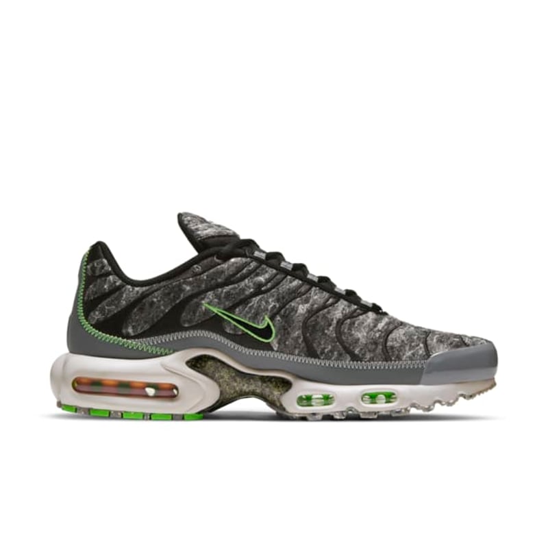 Nike Air Max Plus Essential DA9326-001 03