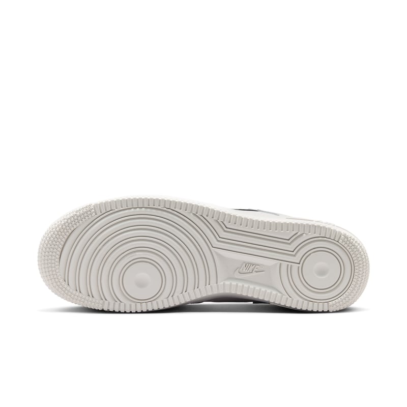 Nike Air Force 1 '07 Sneaker "Chrome Swoosh" | Damen | Sportstyle | 02 | SPORTSHOWROOM