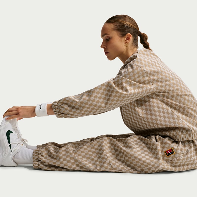 NikeCourt Court Collection Mid-Rise Loose Byxor "Parachute Beige" | Kvinnor | Tennis | 02 | SPORTSHOWROOM
