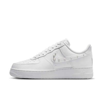Superge Nike Air Force 1 '07 ‘Pearl Swoosh’ "White" | Ženske | Sportstyle | 01 | SPORTSHOWROOM
