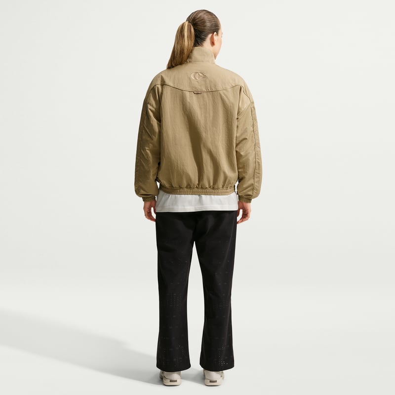 Nike Caitlin Standard Issue Dri-FIT Game Woven Synthetic-Fill Jas "Parachute Beige" | Dames | Basketbal | 05 | SPORTSHOWROOM