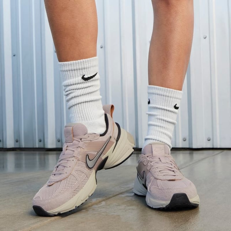 Nike V2K Run FN6703-001 02