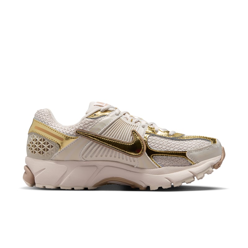 Nike Zoom Vomero 5 trainers "Light Orewood Brown & Metallic Gold" | Women | SportStyle | 02 | SPORTSHOWROOM