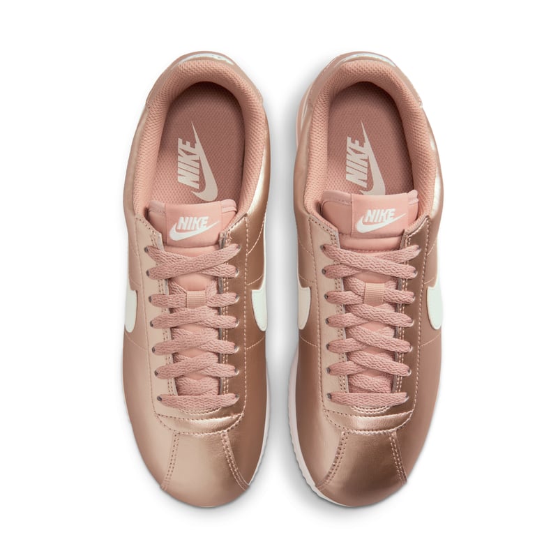Nike Cortez sneakers "Metallic Red Bronze & Rose Whisper" | Dame | Sportstyle | 04 | SPORTSHOWROOM