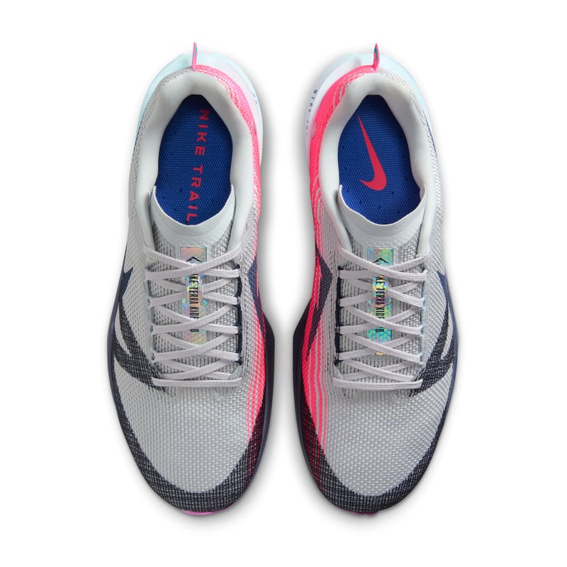 Trailová bežecká obuv Nike Kiger 10 "Metallic Platinum & Sapphire" | Muži | Vonkajšie | 04 | SPORTSHOWROOM