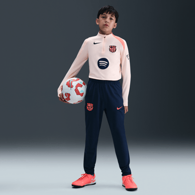 Pantaloni Nike F.C. Barcelona Strike Third Dri-FIT Total 90 Knit "Midnight Navy & Bright Mango" | Bambini | Calcio | 01 | SPORTSHOWROOM