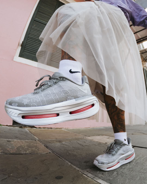 Nike Vomero Premium ‘Fleur De Lis’ löparskor "Geyser Grey & Metallic Silver" | Kvinnor | Löpning | 10 | SPORTSHOWROOM