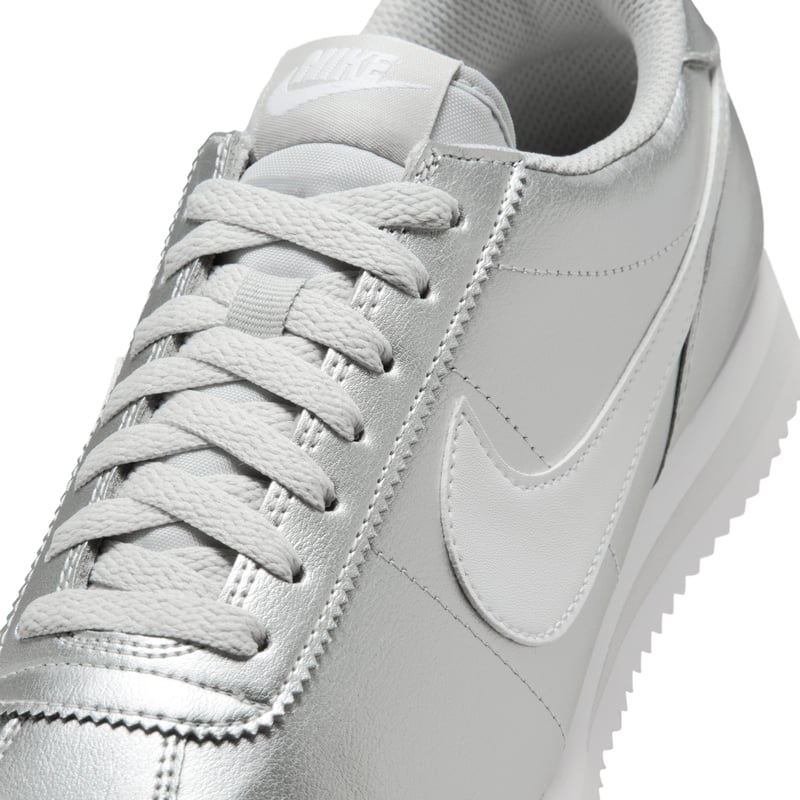 Sneakersy Nike Cortez "Metallic Silver & Grey Fog" | Kobiety | Sportstyle | 07 | SPORTSHOWROOM