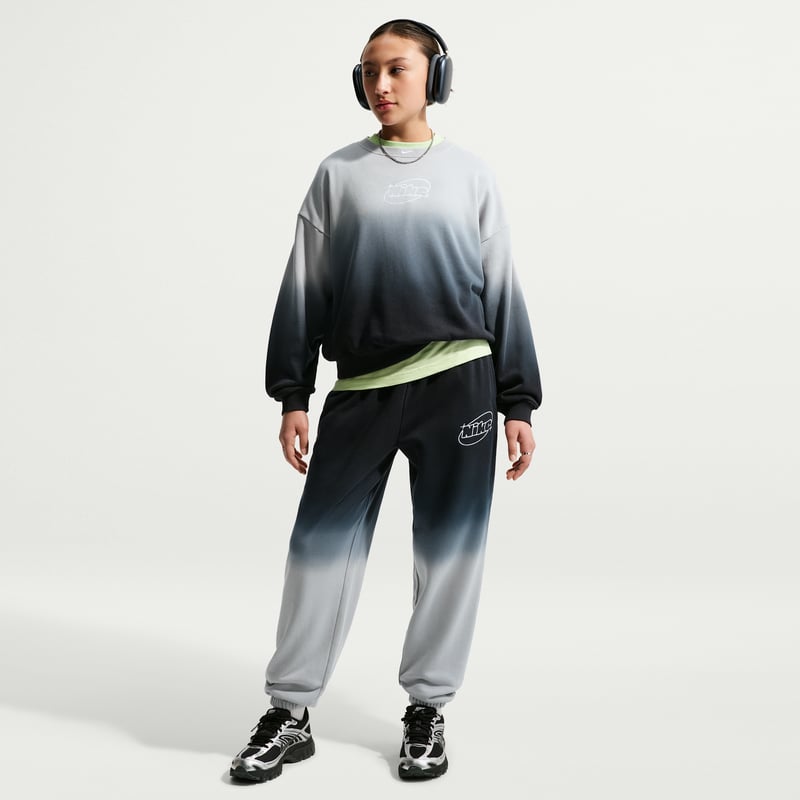 Nike Studio Fleece Lightweight Oversized Graphic Crew Genser "Light Smoke Grey" | Barn | | 03 | SPORTSHOWROOM