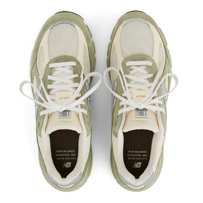 New Balance 990v4 Made in USA sneakerit "Olive Leaf & White" | Miehet & Naiset | Sportstyle | 01 | SPORTSHOWROOM