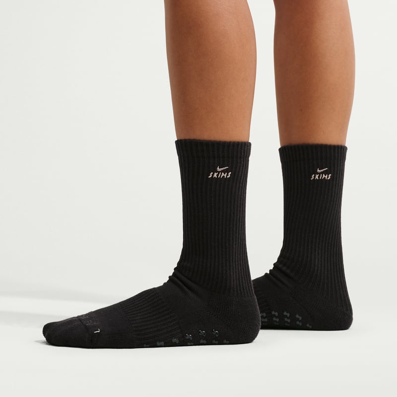 NikeSKIMS Pilates Crew IV3354-024 01