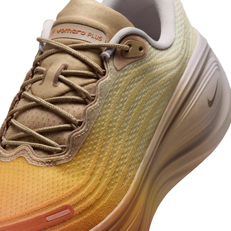Buty do biegania Nike Vomero Plus "Cheat Day" | Mezczyzni | Bieganie | 07 | SPORTSHOWROOM