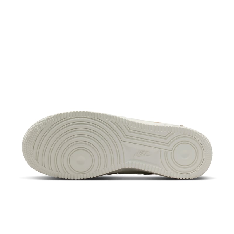 Nike Air Force 1 '07 Sneaker "Cream II & Metallic Gold" | Damen | Sportstyle | 02 | SPORTSHOWROOM