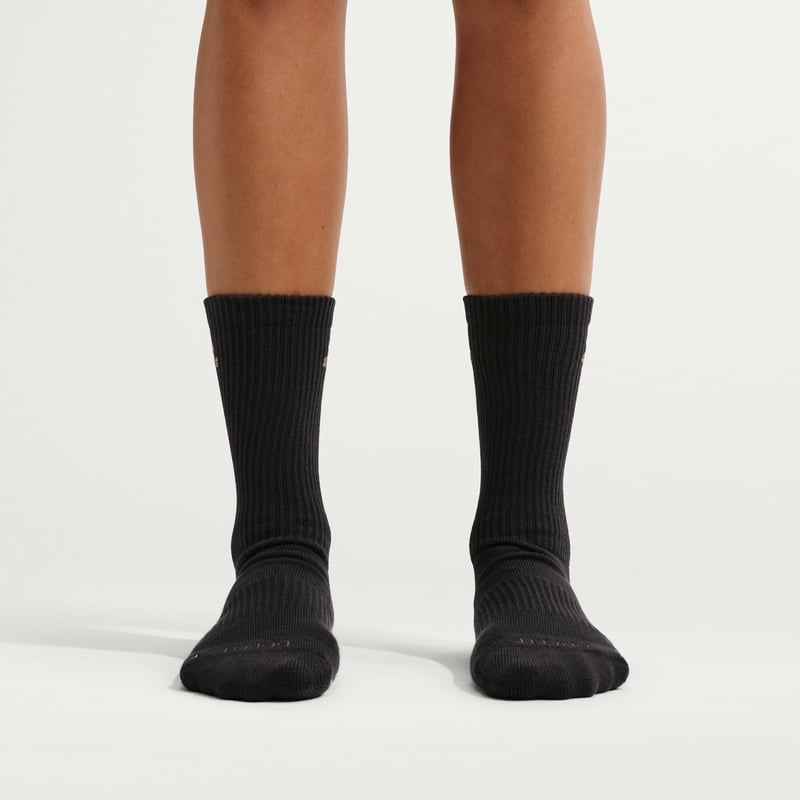 NikeSKIMS Pilates Crew IV3354-024 02