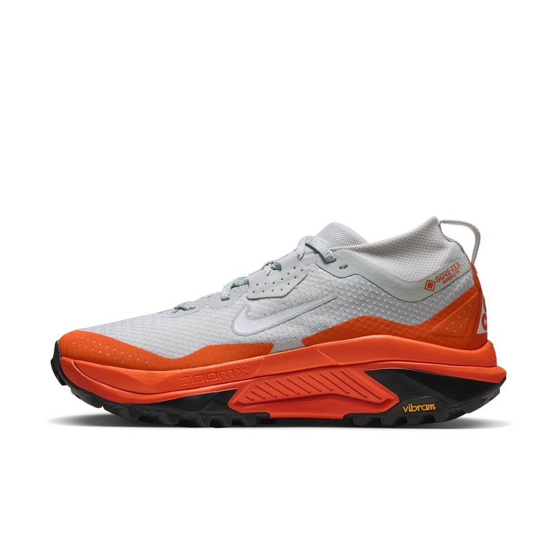 Nike ACG Zegama GORE-TEX terrengløpesko "Light Silver & Safety Orange" | Herre | Utendørs | 01 | SPORTSHOWROOM