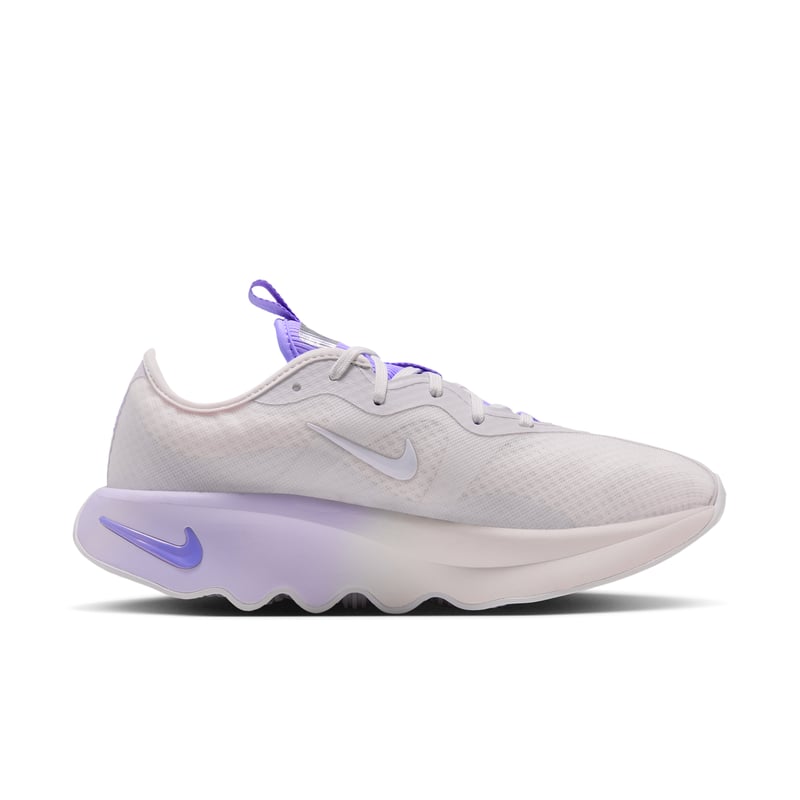 Nike Motiva 2 sko "Summit White & Purple Pulse" | Dame | Gåtur | 03 | SPORTSHOWROOM