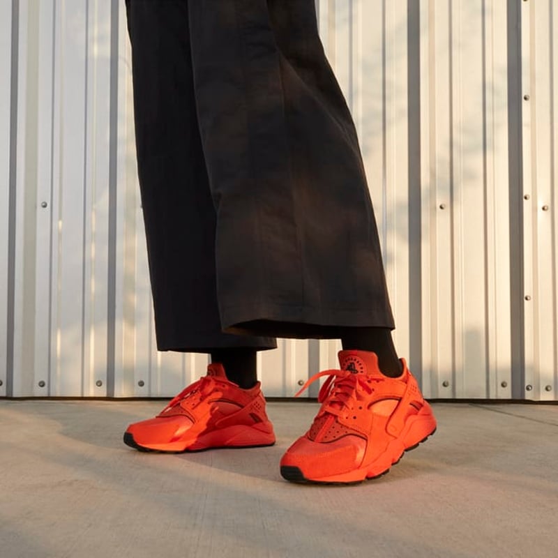 Nike Air Huarache DQ8589-800 02