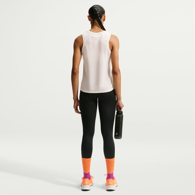 Camisola sem mangas Nike ACG "Solar Chase" Dri-FIT "Light Orewood Brown" | Mulher | Exterior | 05 | SPORTSHOWROOM
