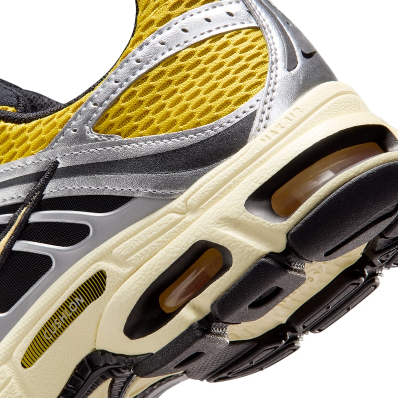 Sneakers Nike Air Max Moto 2K "Saffron Quartz & Alabaster" | Donna | Sportstyle | 08 | SPORTSHOWROOM