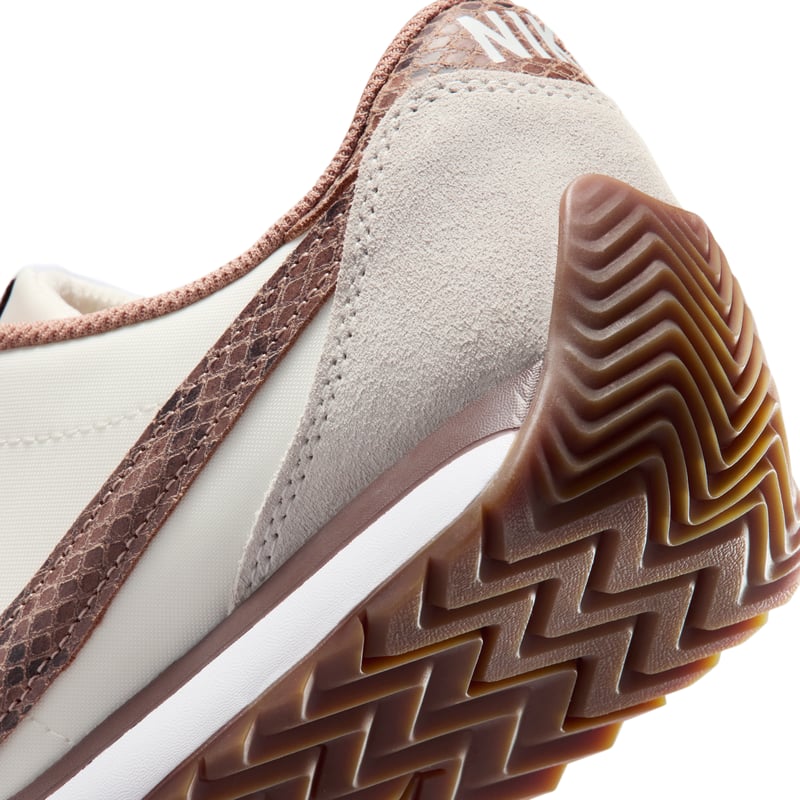 Nike Pacific Premium sneakers "Sail & British Khaki" | Dames | Sportstyle | 08 | SPORTSHOWROOM