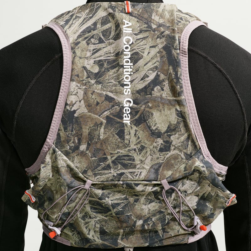 Nike ACG 'Chamo Camo' Gilet (5L) Gilet "Neutral Olive & Safety Orange" | Men & Women | | 02 | SPORTSHOWROOM