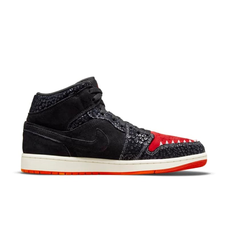 Jordan 1 Mid SE DN4904-001 03