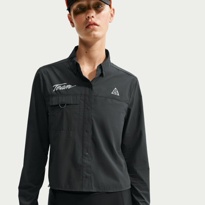 Nike ACG "Aireez" Button-Up Graphic Toppi "Dark Smoke Grey" | Naiset | Outdoor | 01 | SPORTSHOWROOM