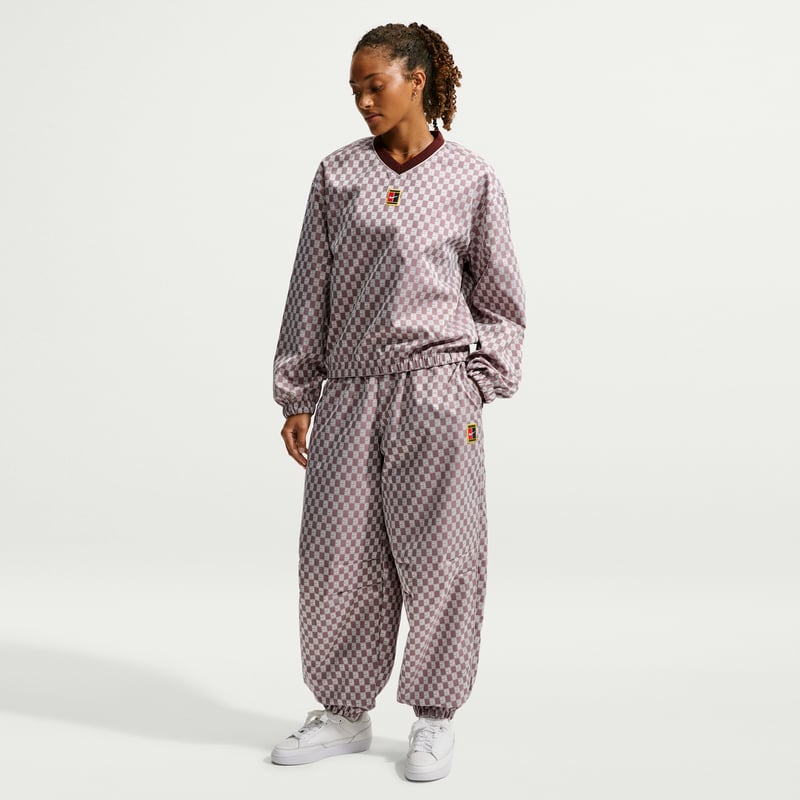 NikeCourt Court Collection Mid-Rise Loose Byxor "Mystic Dates" | Kvinnor | Tennis | 01 | SPORTSHOWROOM