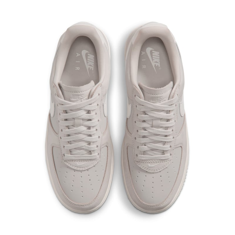 Nike Air Force 1 Retro Premium sneakers "Light Bone & Sail" | Dames | Sportstyle | 04 | SPORTSHOWROOM
