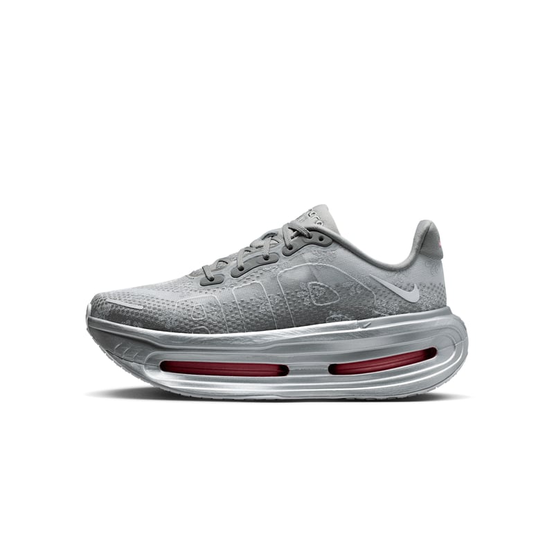 Nike Vomero Premium ‘Fleur De Lis’ löparskor "Geyser Grey & Metallic Silver" | Kvinnor | Löpning | 01 | SPORTSHOWROOM