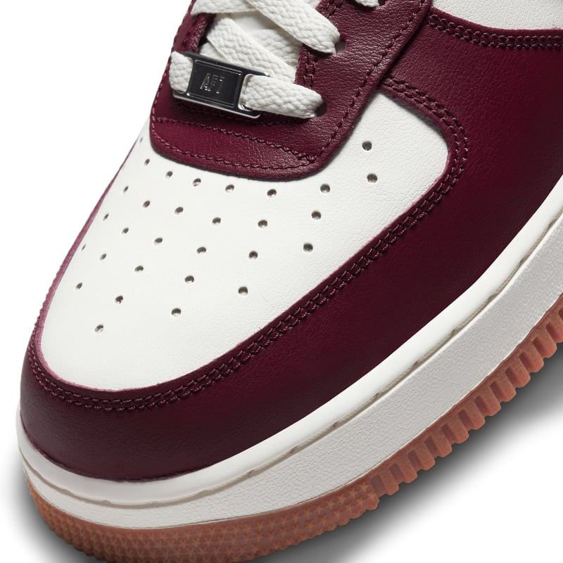 Nike Air Force 1 '07 LV8 ‘College Pack’ sneakers "Night Maroon" | Män | Sportstyle | 07 | SPORTSHOWROOM