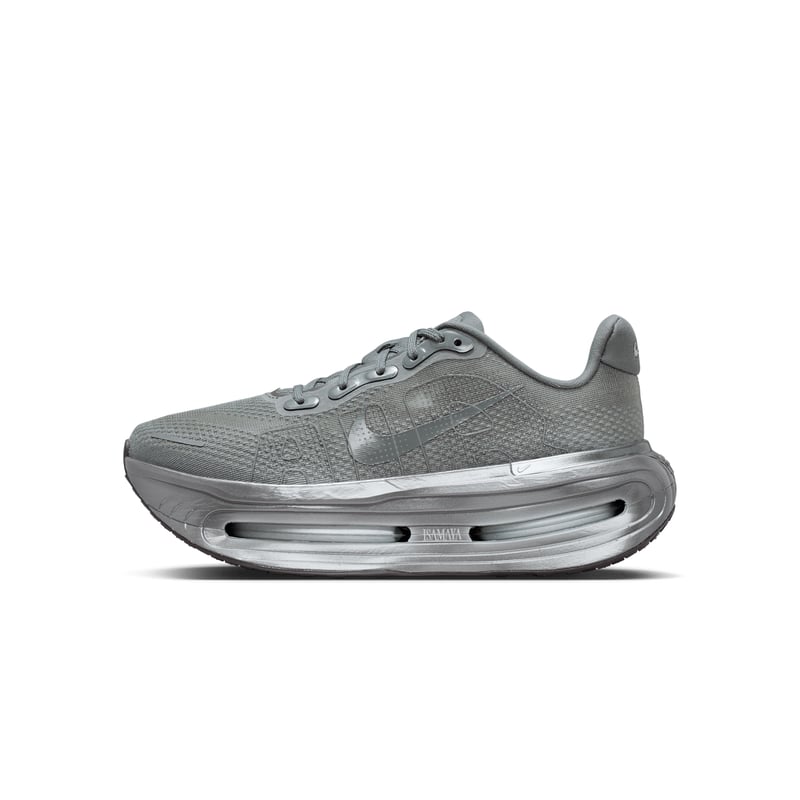 Nike Vomero Premium x Isamaya Ffrench löparskor "Smoke Grey" | Kvinnor | Löpning | 01 | SPORTSHOWROOM