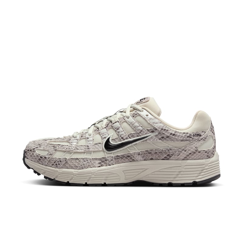 Nike P-6000 SE ‘Snakeskin’ sneakers "Light Bone & Black" | Dame | Sportstyle | 00 | SPORTSHOWROOM