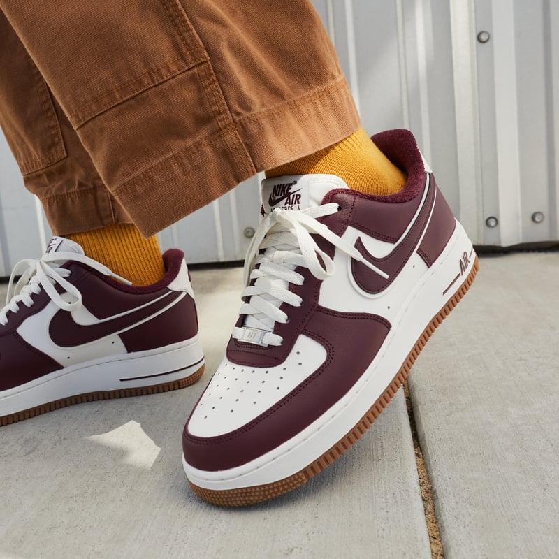 Nike Air Force 1 '07 LV8 ‘College Pack’ sneakers "Night Maroon" | Män | Sportstyle | 01 | SPORTSHOWROOM