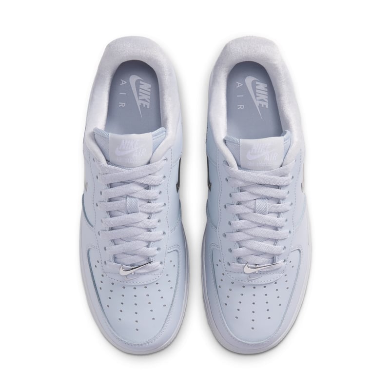 Nike Air Force 1 '07 ‘Chrome Swoosh’ sneakers "Pure Platinum" | Dame | Sportstyle | 04 | SPORTSHOWROOM