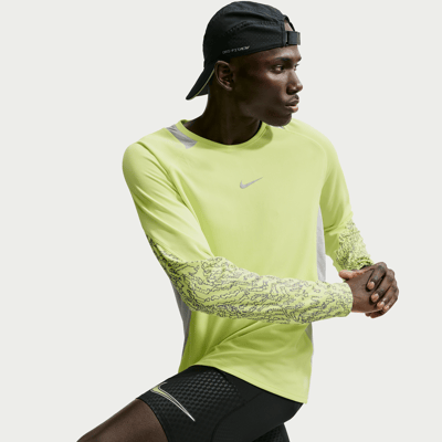 Nike Stride Dri-FIT Winterized Long-Sleeve Shirt "Light Lemon Twist & Grey Fog" | Herren | Laufen | 01 | SPORTSHOWROOM