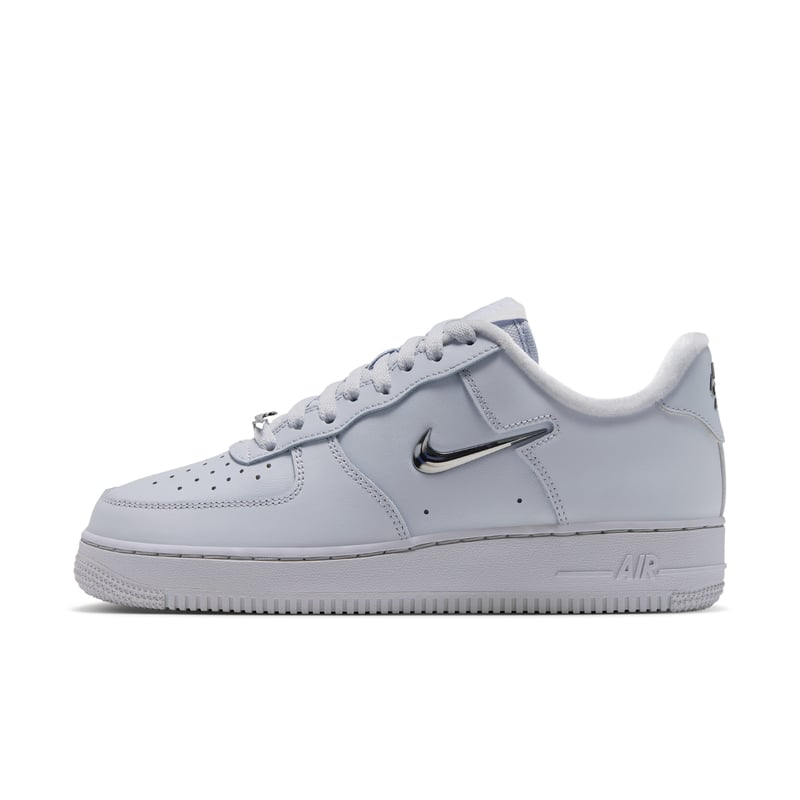 Nike Air Force 1 '07 ‘Chrome Swoosh’ sneakers "Pure Platinum" | Dame | Sportstyle | 01 | SPORTSHOWROOM