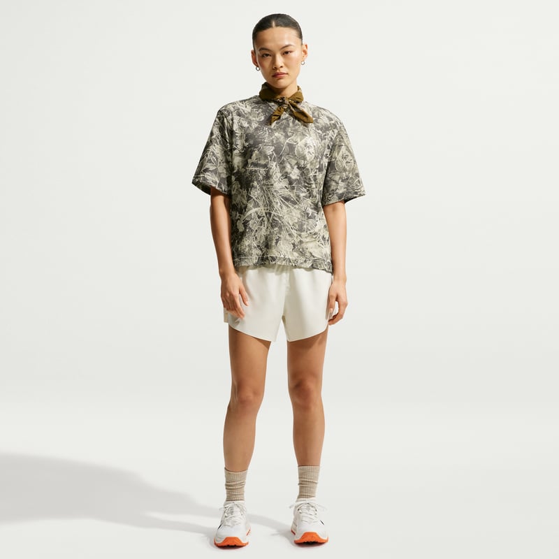 Nike ACG 'Chamo Camo' Dri-FIT Troja "Sail" | Kvinnor | Utomhus | 04 | SPORTSHOWROOM