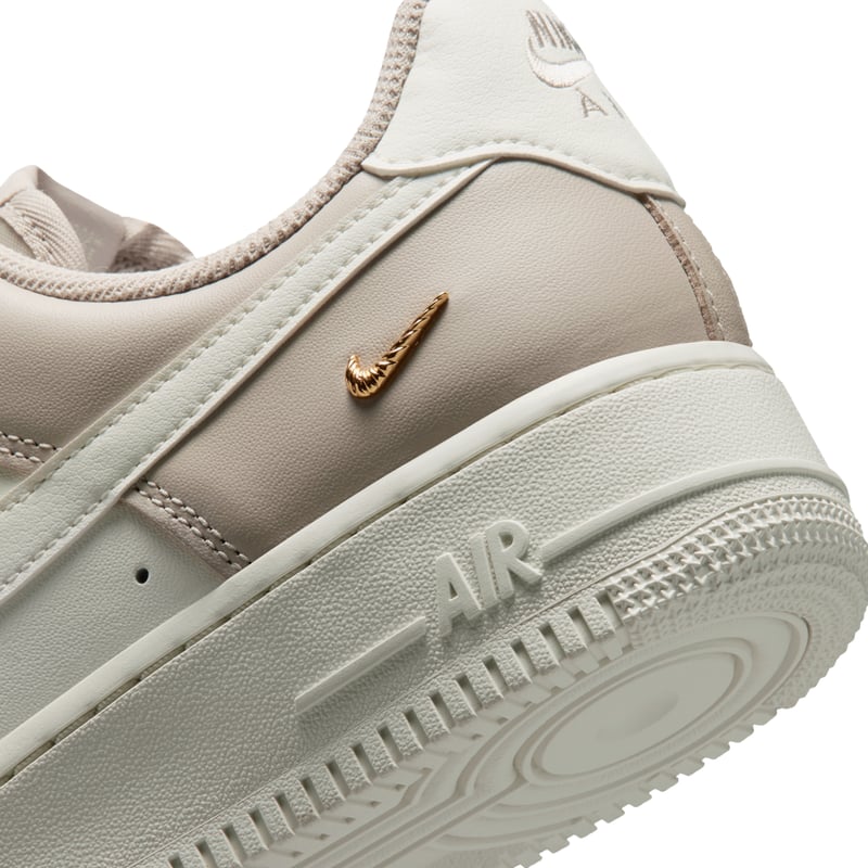 Nike Air Force 1 '07 Sneaker "Cream II & Metallic Gold" | Damen | Sportstyle | 08 | SPORTSHOWROOM