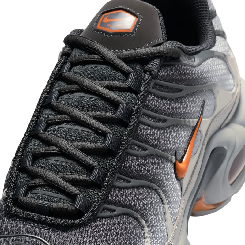 Superge Nike Air Max Plus "Light Smoke Grey & Hot Curry" | Moški | Sportstyle | 07 | SPORTSHOWROOM
