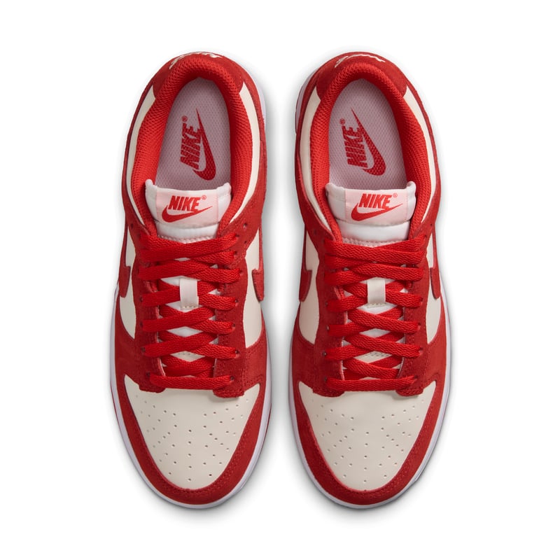 Nike Dunk Low Suede sneakers "Sail & Light Crimson" | Dame | Sportstyle | 04 | SPORTSHOWROOM