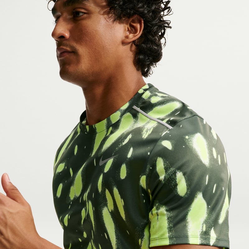 Camiseta Nike Miler Dri-FIT UV "Camo Green" | Hombre | Correr | 03 | SPORTSHOWROOM