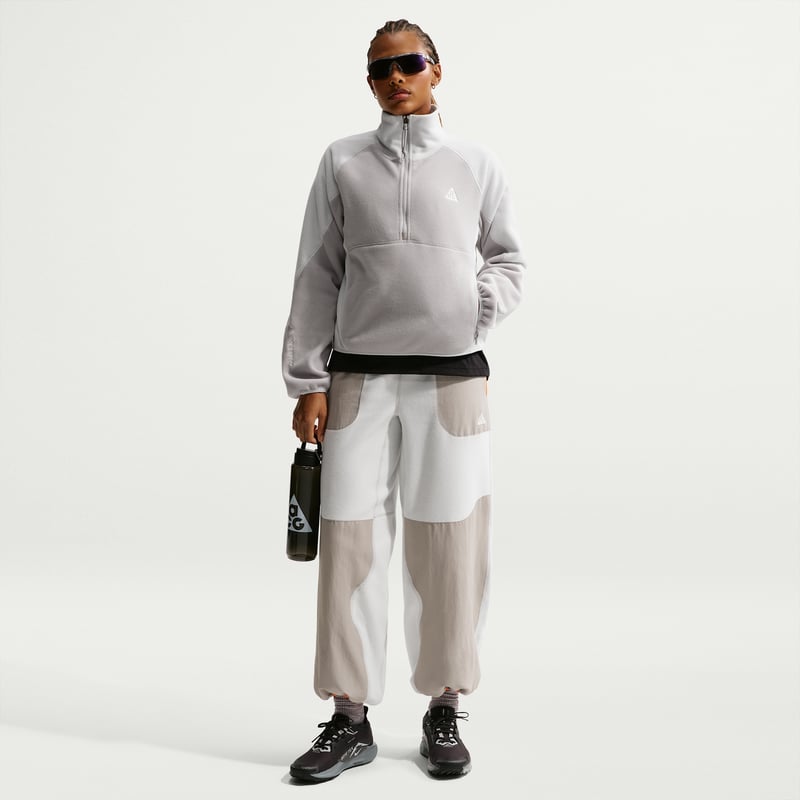 Nike ACG "Wolf Tree" 1/2-Zip Topp "Fog" | Dame | | 04 | SPORTSHOWROOM
