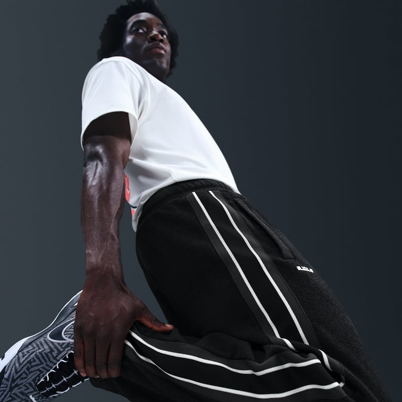Nike LeBron Standard Issue Therma-FIT Byxor "Black & Sail" | Män | Basket | 03 | SPORTSHOWROOM