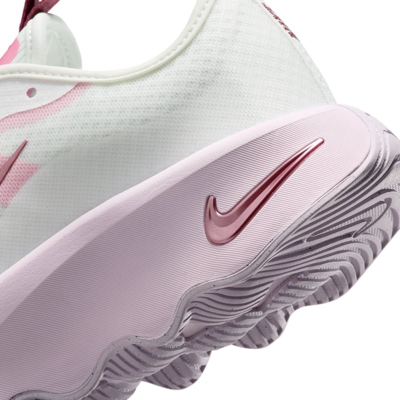 Nike Motiva 2 sko "Summit White & Bleached Lilac" | Dame | Gåtur | 08 | SPORTSHOWROOM